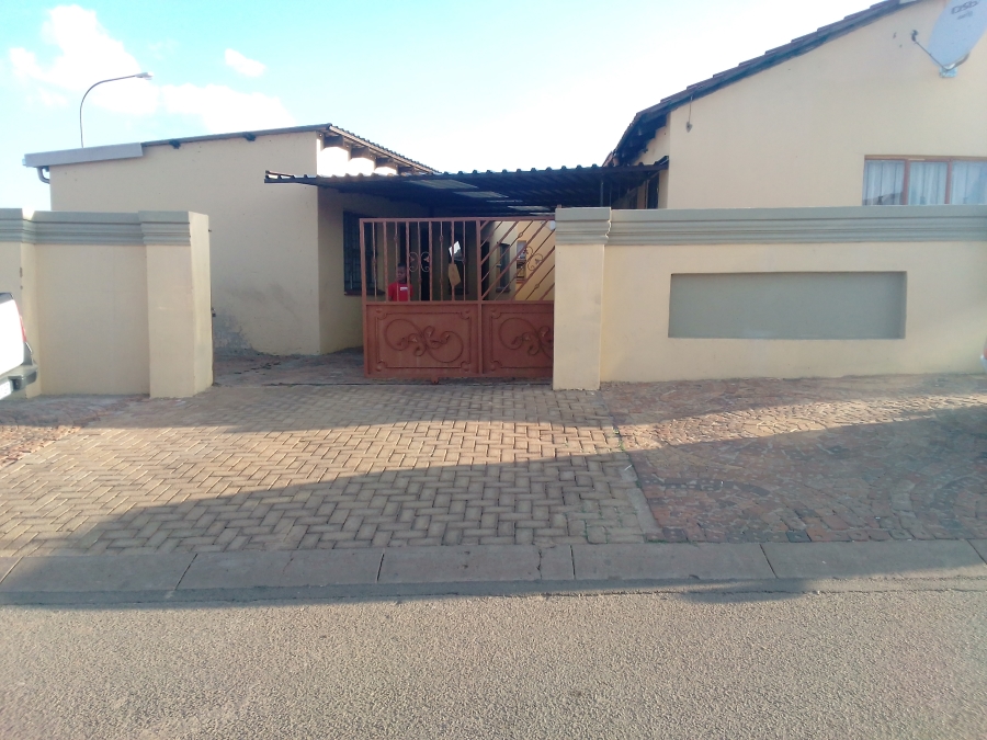 8 Bedroom Property for Sale in Protea Garden Gauteng