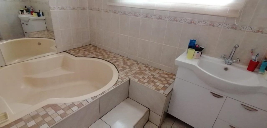5 Bedroom Property for Sale in The Orchards Gauteng