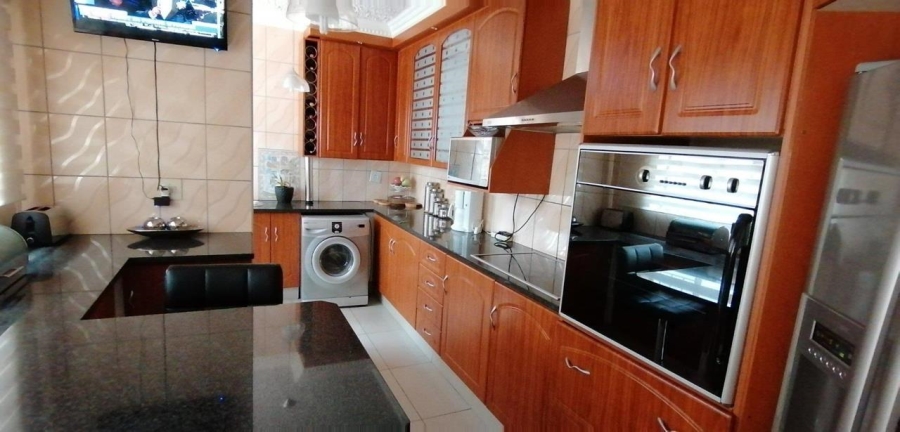 5 Bedroom Property for Sale in The Orchards Gauteng