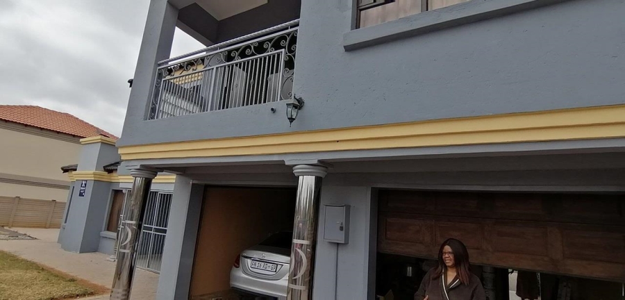 5 Bedroom Property for Sale in The Orchards Gauteng