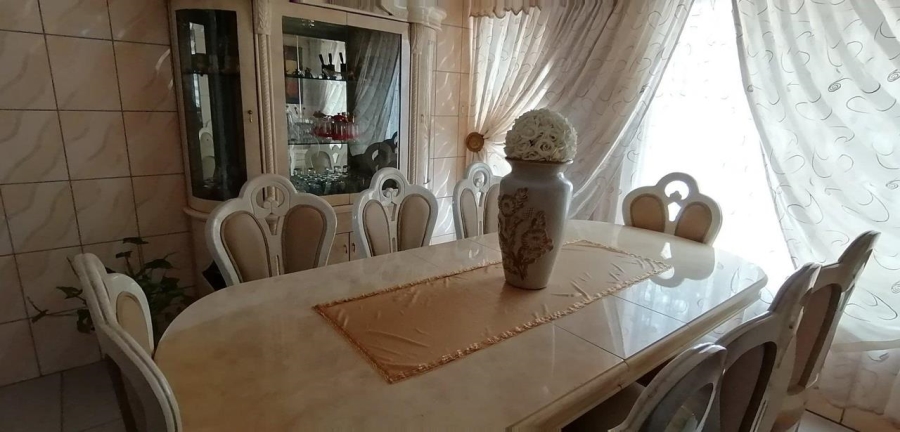 5 Bedroom Property for Sale in The Orchards Gauteng