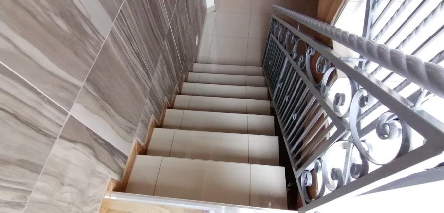 5 Bedroom Property for Sale in The Orchards Gauteng
