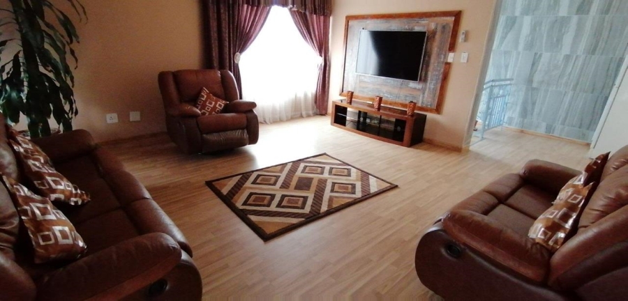 5 Bedroom Property for Sale in The Orchards Gauteng