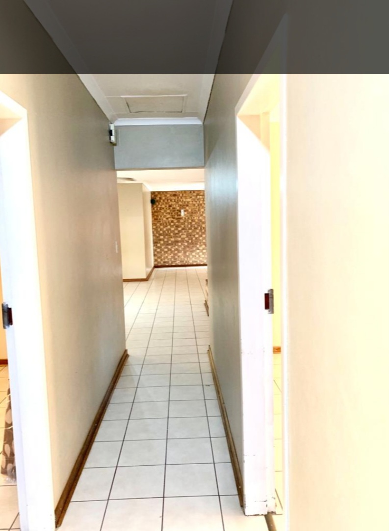 To Let 5 Bedroom Property for Rent in Chantelle Gauteng