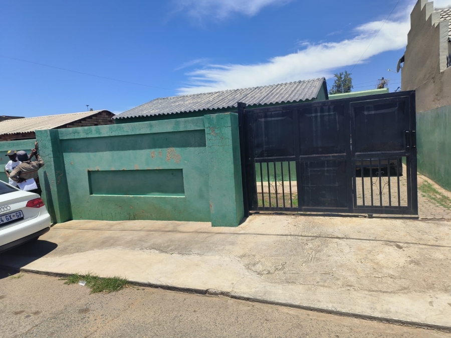 2 Bedroom Property for Sale in Senaoane Gauteng