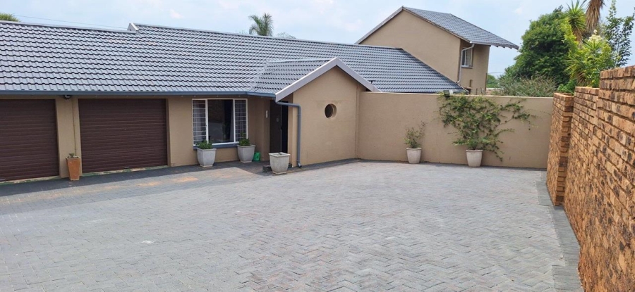 5 Bedroom Property for Sale in Agavia Gauteng