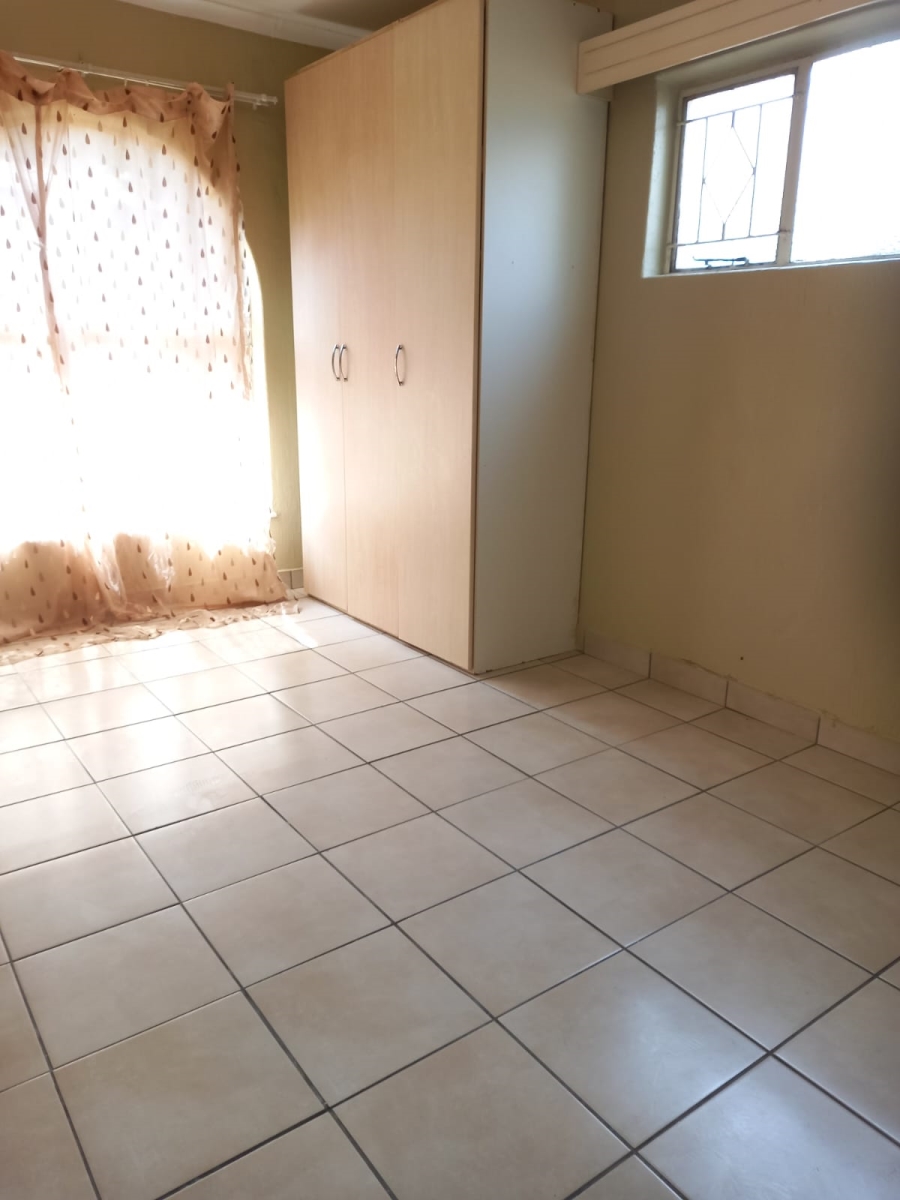 To Let 2 Bedroom Property for Rent in Bromhof Gauteng