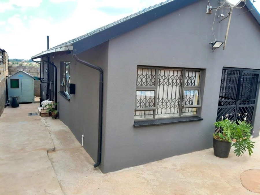 4 Bedroom Property for Sale in Protea North Gauteng