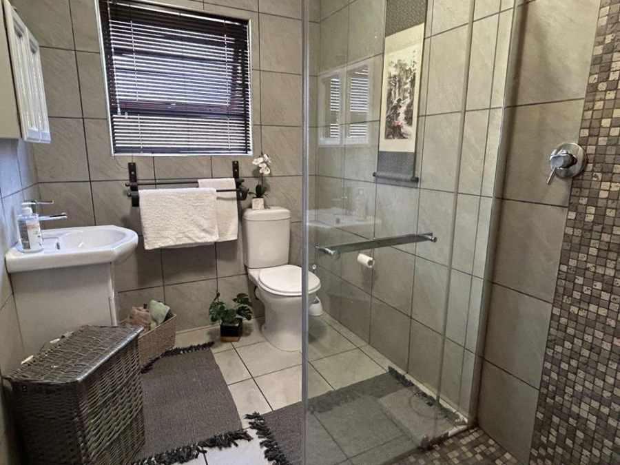 5 Bedroom Property for Sale in Helderkruin Gauteng