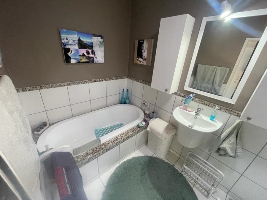 1 Bedroom Property for Sale in Waterkloof Ridge Gauteng