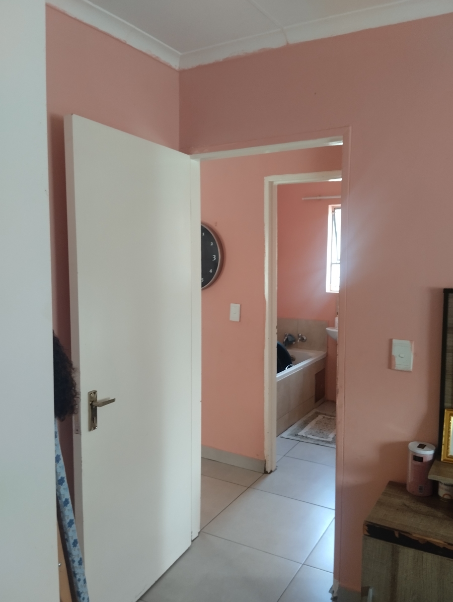 2 Bedroom Property for Sale in Clayville East Gauteng