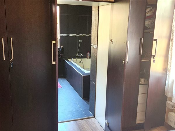 3 Bedroom Property for Sale in Bezuidenhout Valley Gauteng