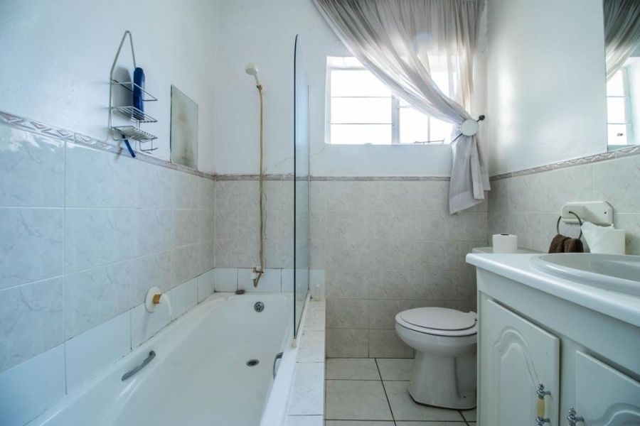 5 Bedroom Property for Sale in Waverley Gauteng