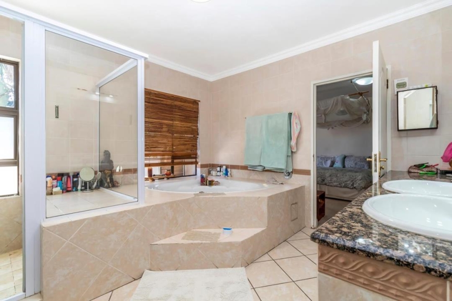 4 Bedroom Property for Sale in Magaliessig Gauteng