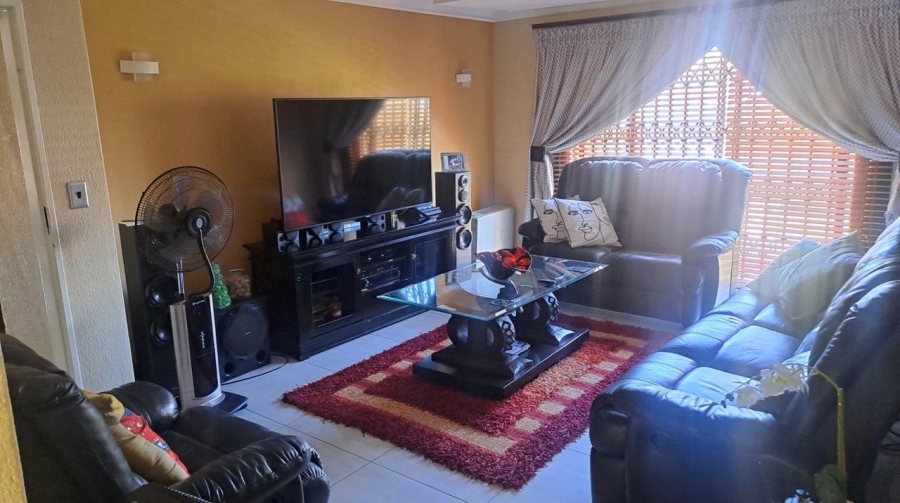 4 Bedroom Property for Sale in Mohlakeng Gauteng