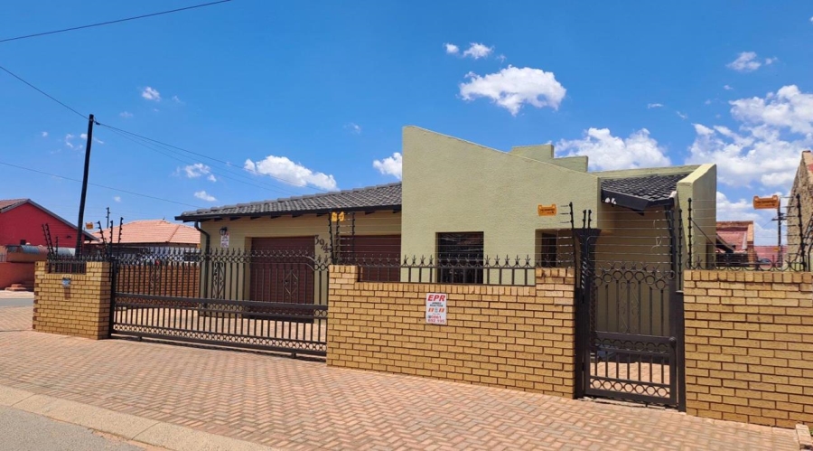 4 Bedroom Property for Sale in Mohlakeng Gauteng