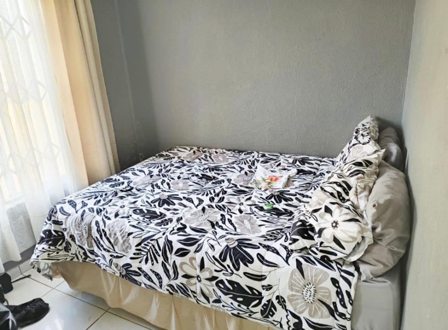 5 Bedroom Property for Sale in Mohlakeng Gauteng