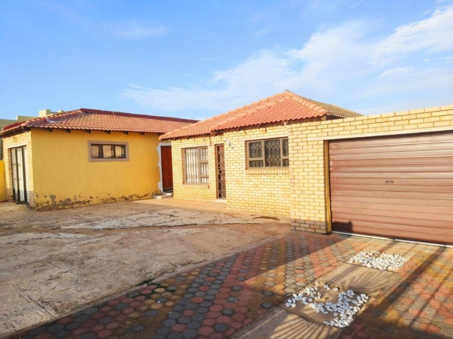 5 Bedroom Property for Sale in Mohlakeng Gauteng