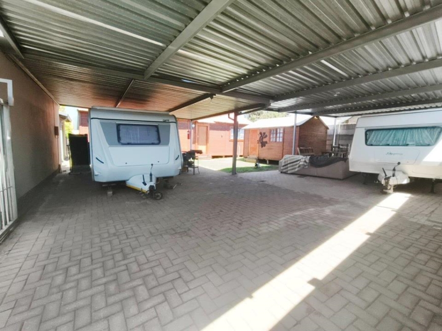 5 Bedroom Property for Sale in Helikonpark Gauteng