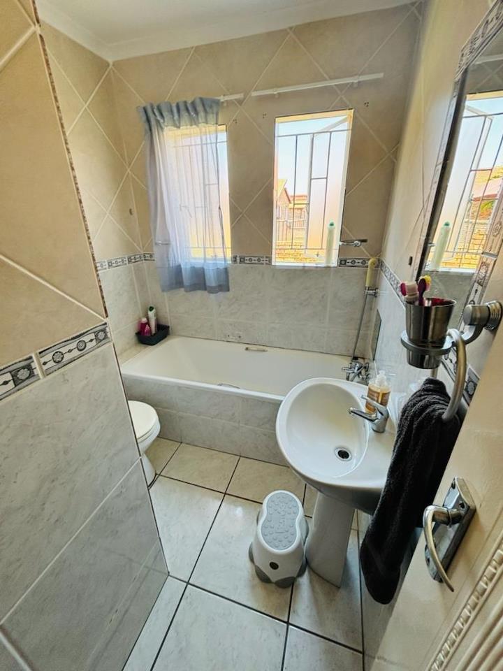 2 Bedroom Property for Sale in The Reeds Gauteng