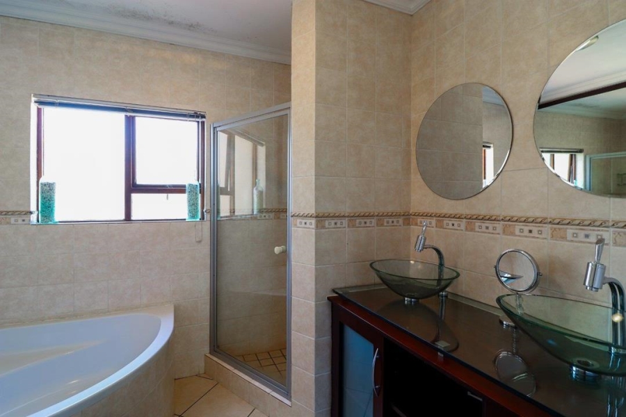 4 Bedroom Property for Sale in Featherbrooke Estate Gauteng