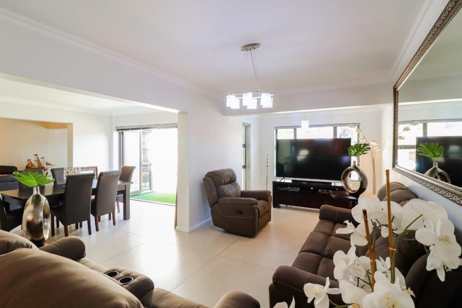 4 Bedroom Property for Sale in Featherbrooke Estate Gauteng