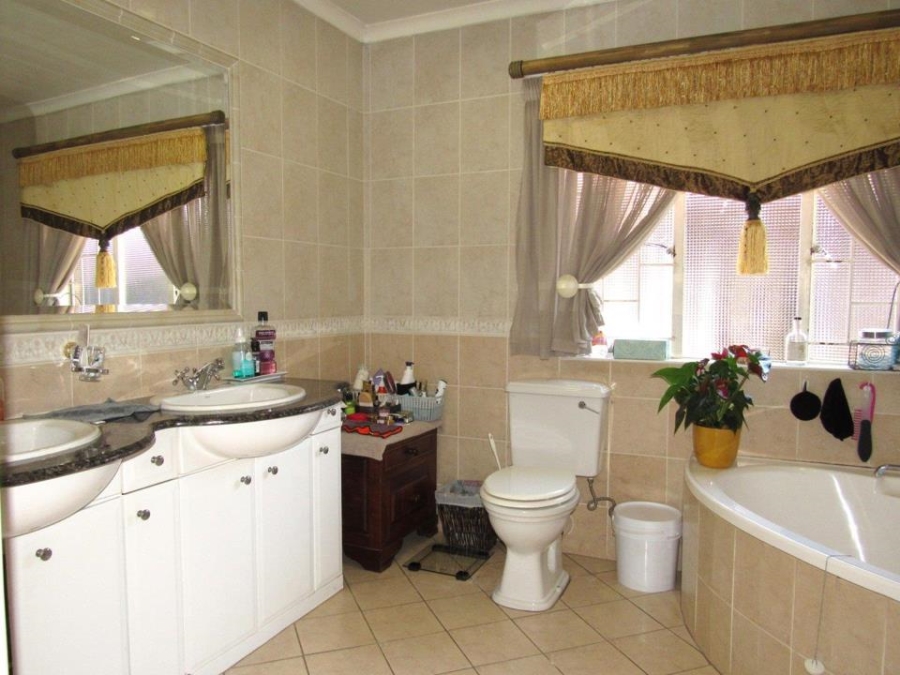 5 Bedroom Property for Sale in Eldoraigne Gauteng