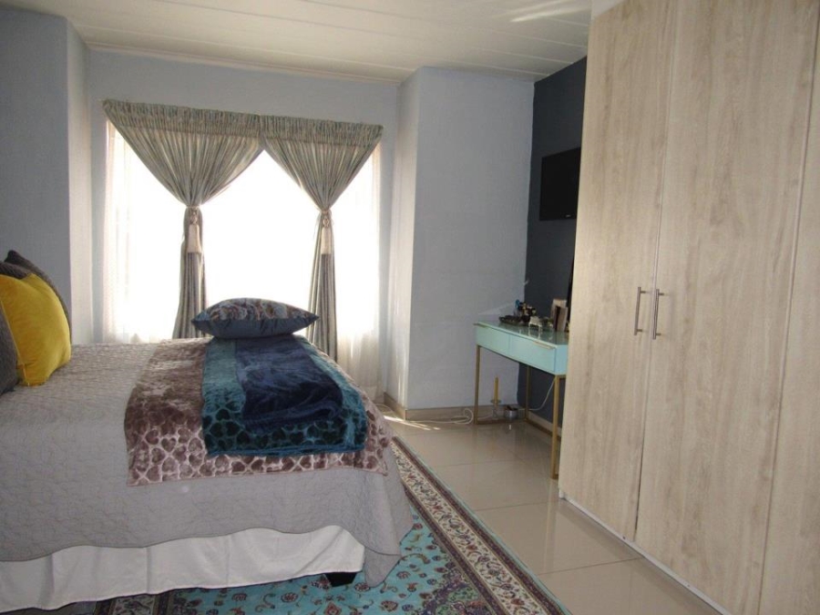 2 Bedroom Property for Sale in Die Hoewes Gauteng