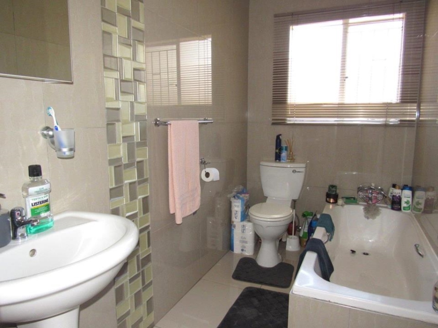 2 Bedroom Property for Sale in Die Hoewes Gauteng