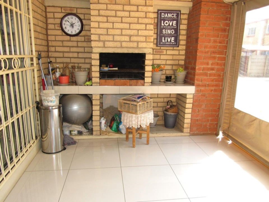 2 Bedroom Property for Sale in Die Hoewes Gauteng