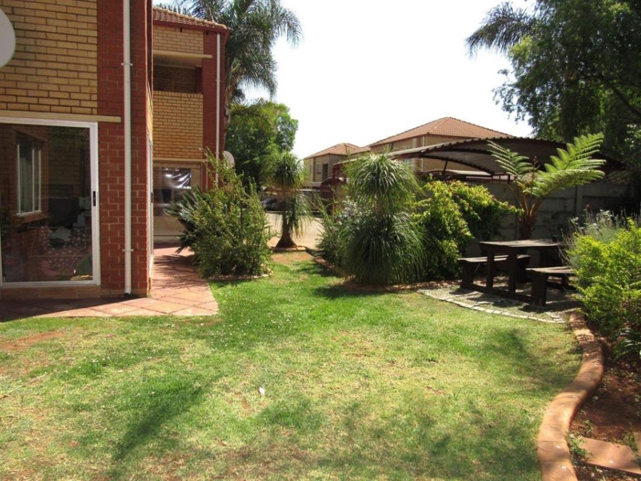 2 Bedroom Property for Sale in Die Hoewes Gauteng