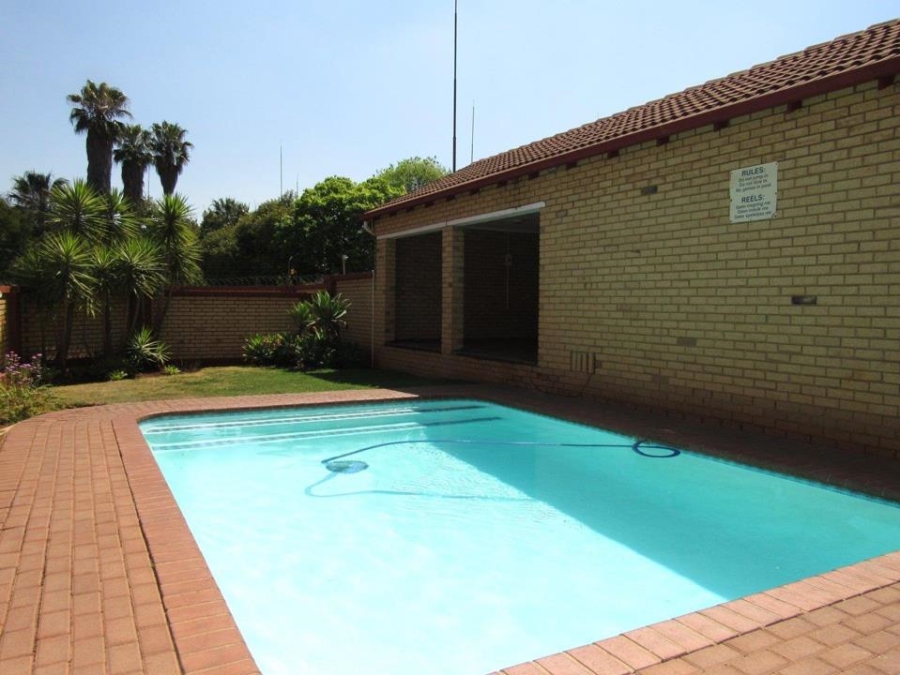 2 Bedroom Property for Sale in Die Hoewes Gauteng