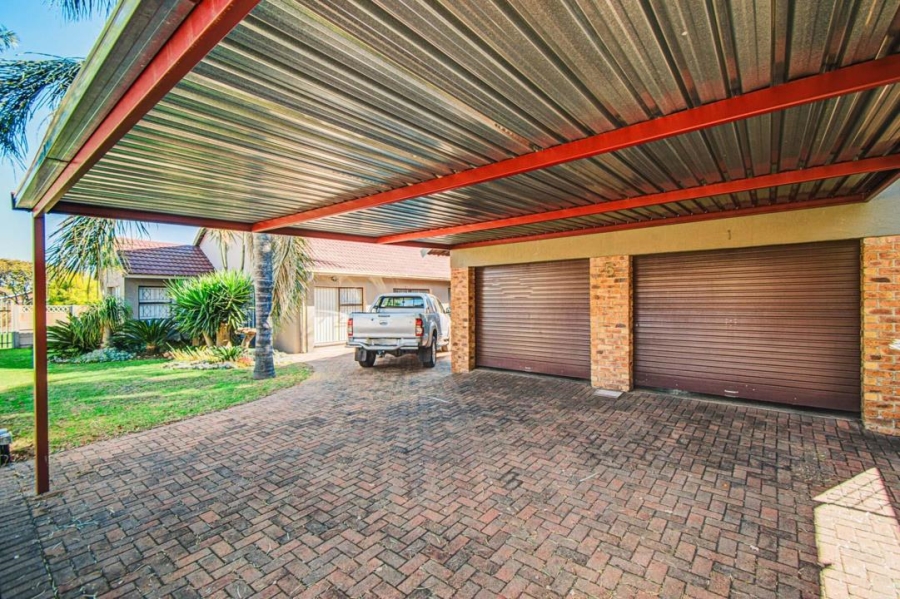 4 Bedroom Property for Sale in Petersfield Gauteng