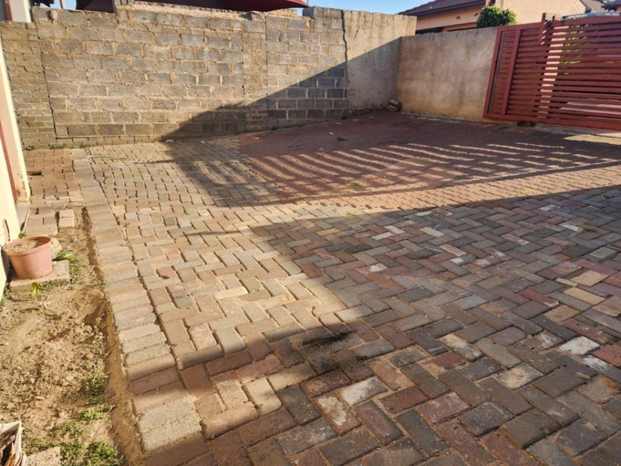 3 Bedroom Property for Sale in Clayville Gauteng