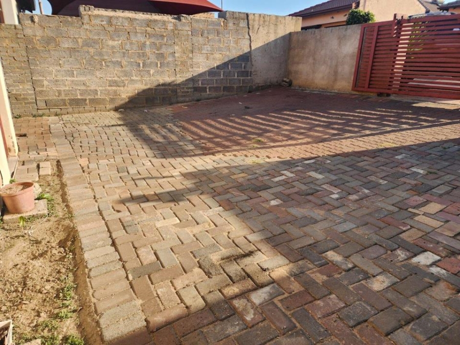 3 Bedroom Property for Sale in Clayville Gauteng