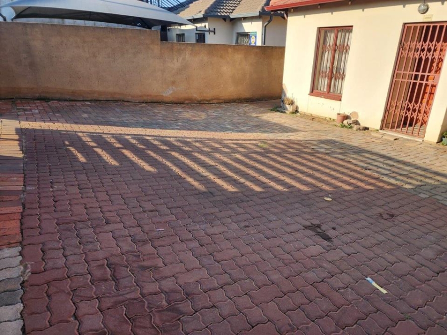 3 Bedroom Property for Sale in Clayville Gauteng