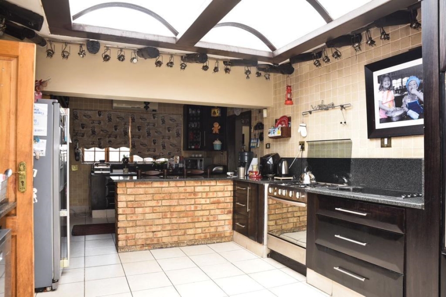6 Bedroom Property for Sale in Lakefield Gauteng