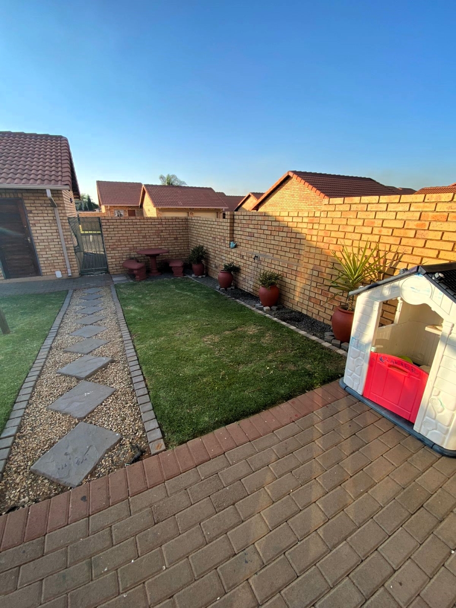 3 Bedroom Property for Sale in Monavoni Gauteng