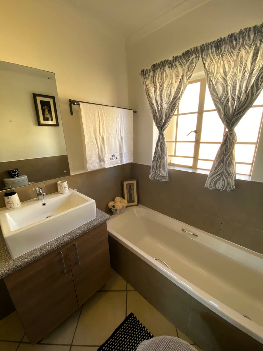 3 Bedroom Property for Sale in Monavoni Gauteng