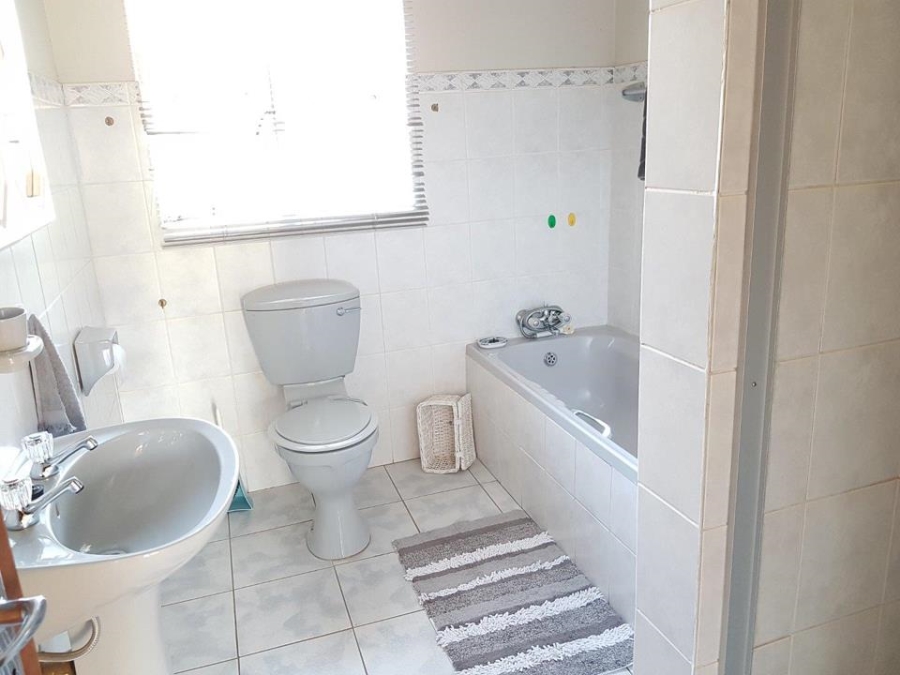 2 Bedroom Property for Sale in Mohlakeng Gauteng