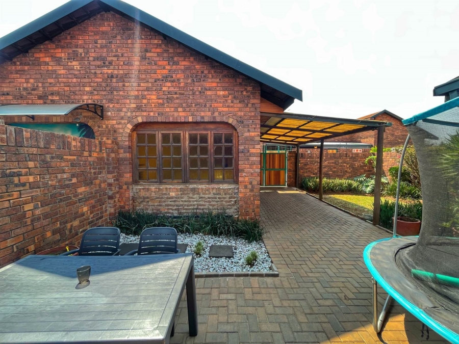 3 Bedroom Property for Sale in Brackendowns Gauteng