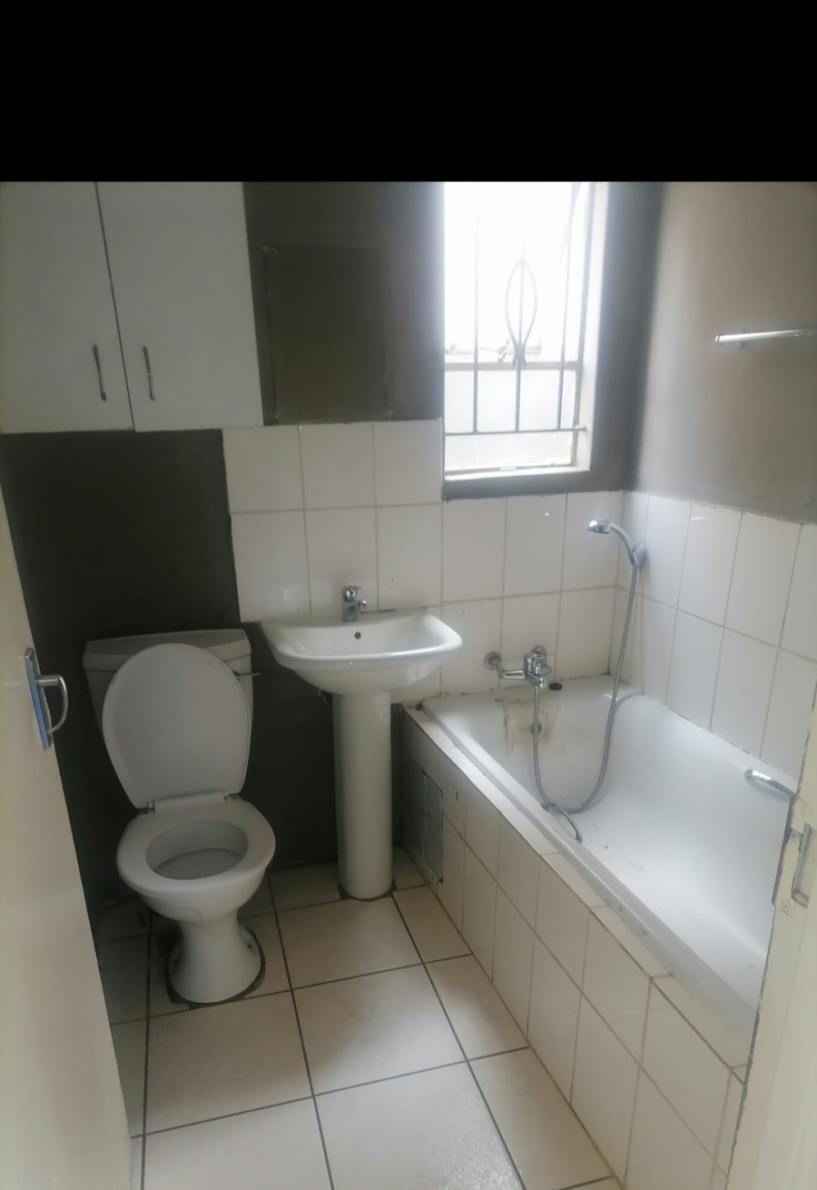 To Let 2 Bedroom Property for Rent in Fleurhof Gauteng