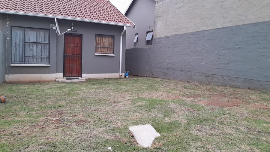 To Let 2 Bedroom Property for Rent in Fleurhof Gauteng