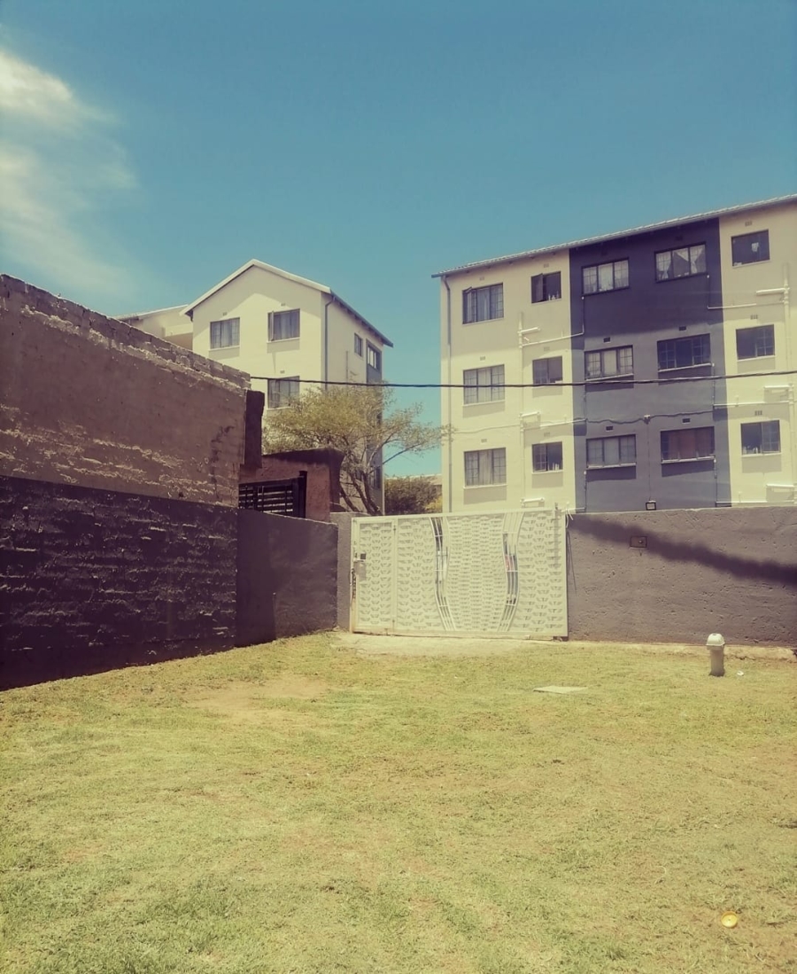 To Let 2 Bedroom Property for Rent in Fleurhof Gauteng