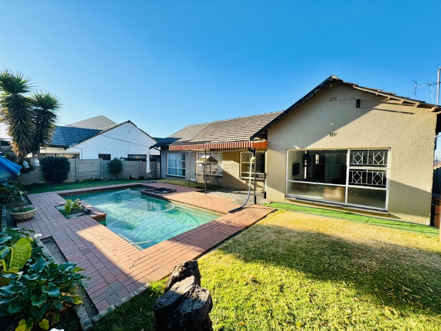 4 Bedroom Property for Sale in Symhurst Gauteng