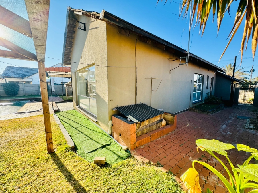 4 Bedroom Property for Sale in Symhurst Gauteng