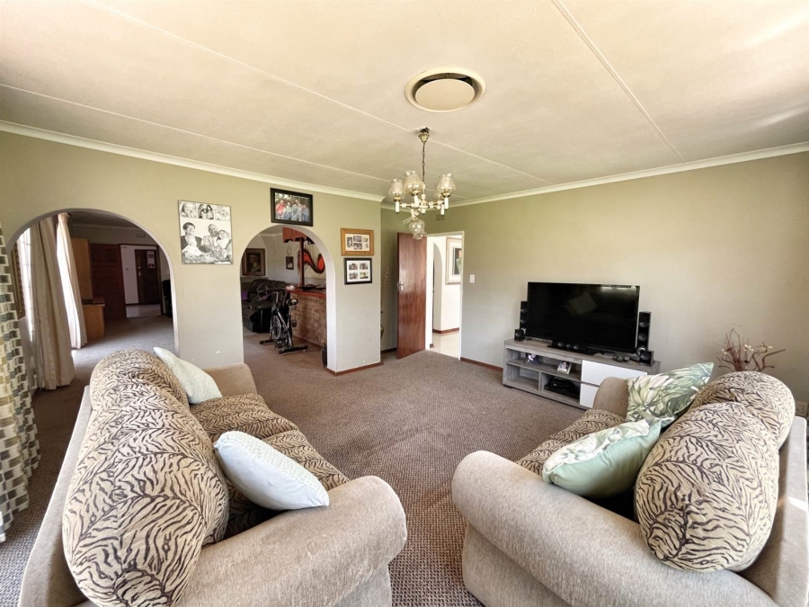 5 Bedroom Property for Sale in Homestead Apple Orchards Gauteng