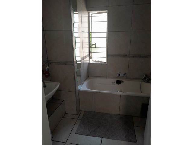 To Let 4 Bedroom Property for Rent in Sunnyrock Gauteng