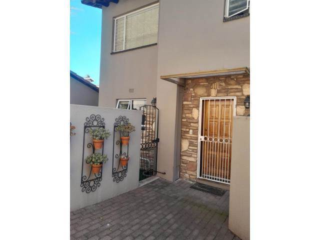 To Let 4 Bedroom Property for Rent in Sunnyrock Gauteng