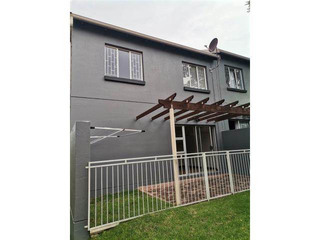 To Let 2 Bedroom Property for Rent in Greenstone Hill Gauteng